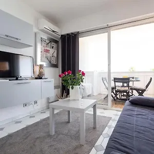 Modern W/balcony/port Views/nr Old Town Appartement